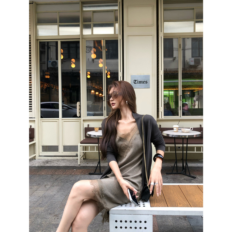 Fangting Suspender Dress for Women in Autumn and Winter, Sexy V-Neck Lace Splicing Design Black Skirt Fangting Suspender Dress for Women in Autumn and Winter, Sexy V-Neck Lace Splicing Design Black Skirt