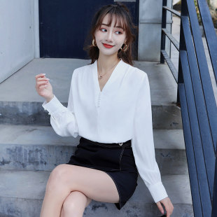 女性のための白い V ネックシャツ韓国スタイルのルーズな気質デザインニッチ西洋スタイル長袖シルケットサテンプロシャツ