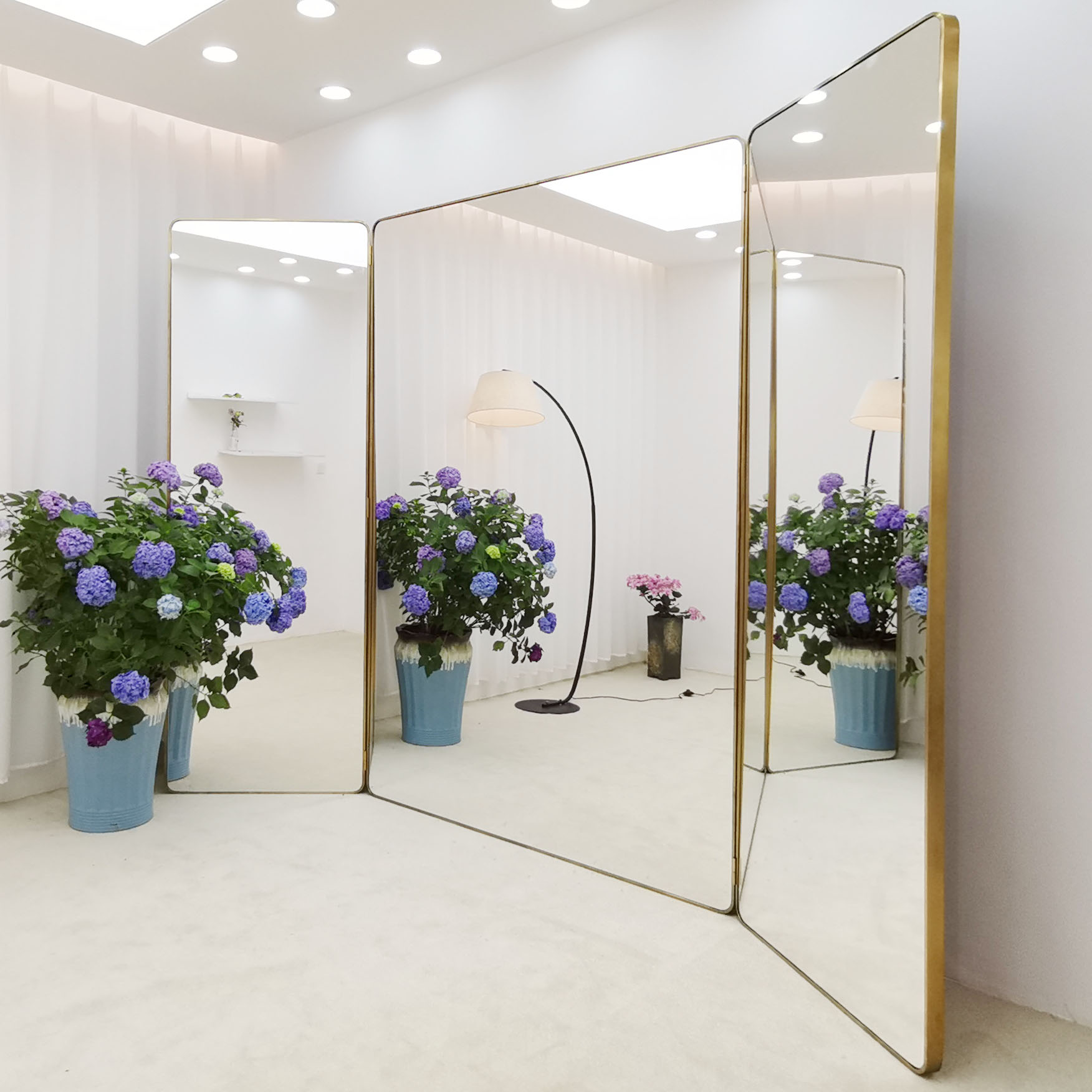 Mirror girl full-length mirror Bridal shop Three-fold mirror three-sided mirror Ultra-white mirror Thin whitening does not deform the full-body mirror