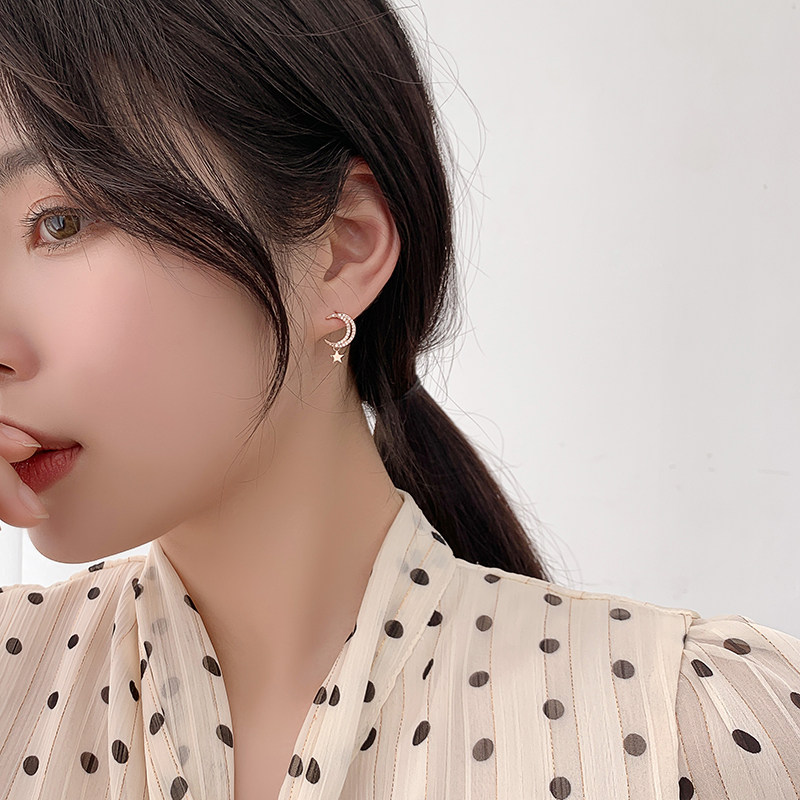 Temperament gentle moon small star earrings super fairy Joker design sense ear needle Korea net red earless ear clip female