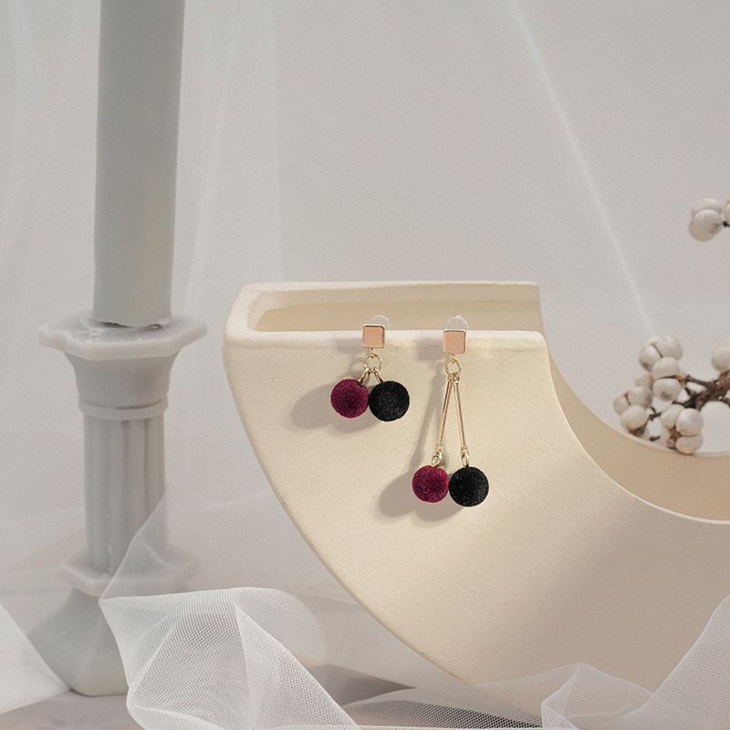 Asymmetrical hair-ball earrings minimalist personality temperament ear clip without earbugling female earpin autumn and winter ear decoration small crowdsourced design