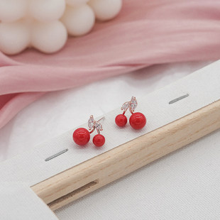 Cute red short earrings, ear clips, simple and elegant design, no pierced ears