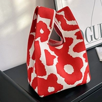 Красный, в цветочек