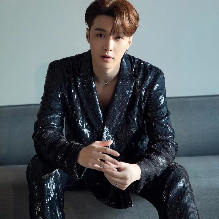 Zhang Yixing's same stage performance trainee dance loose black sequin suit male singer costume