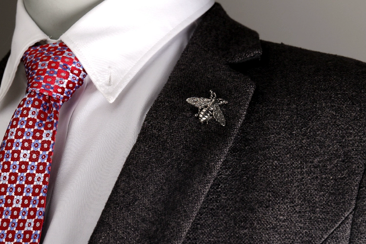 Cá tính Retro Suit Suit Trâm Little Bee Man Suit Cổ áo Hoa Phụ kiện Tide Áo Cổ Cổ Pin