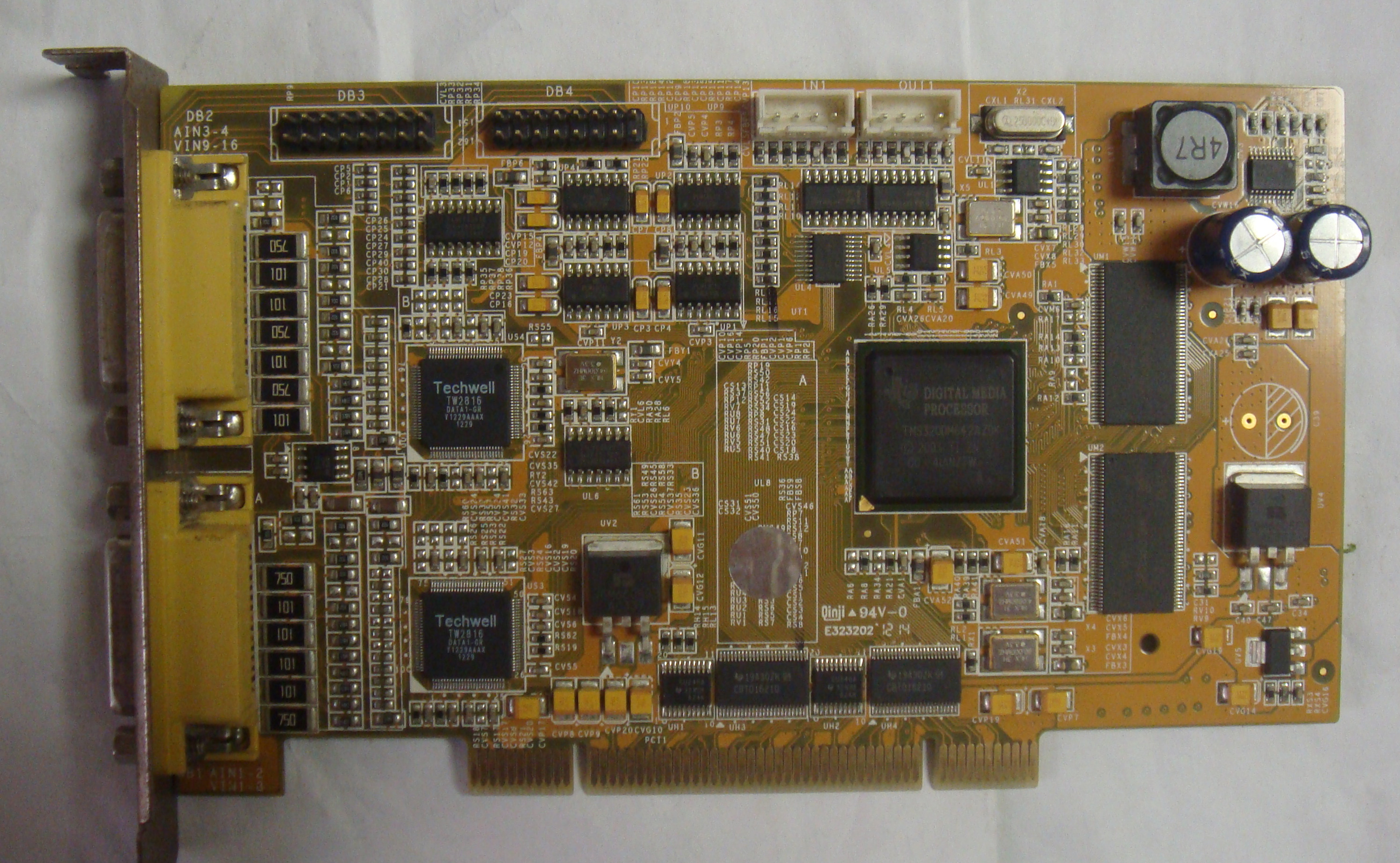Hikvision DS-4008HS 8-way monitoring card 13-year card to send Tianshi registration 6 3 can be wired