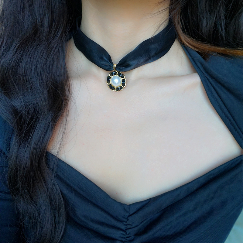 Designer's New Neck Accessories Versatile Wide-Brimmed Fabric Scar Cover Necklace Neck Chain Clavicle Chain Black Neck Strap for Women