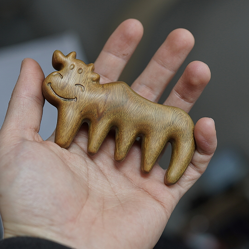 Joe produces calf massage comb head meridian decompression natural sandalwood comb to send teachers to friends