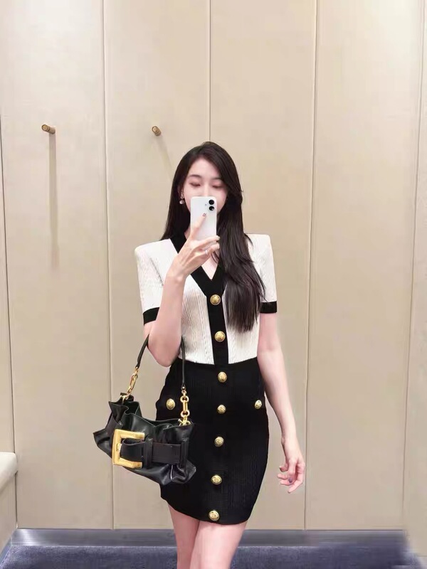 Balmanjina's New Chanel-Style V-Neck Elegant Black and White Patchwork Waist-Slimming Bodycon Knit Dress
