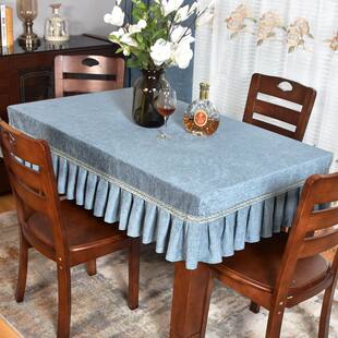 Высокая крышка на столовой крышке, столовая, столовая пыль, покрывает несколько чистого цвета кофейного столика.