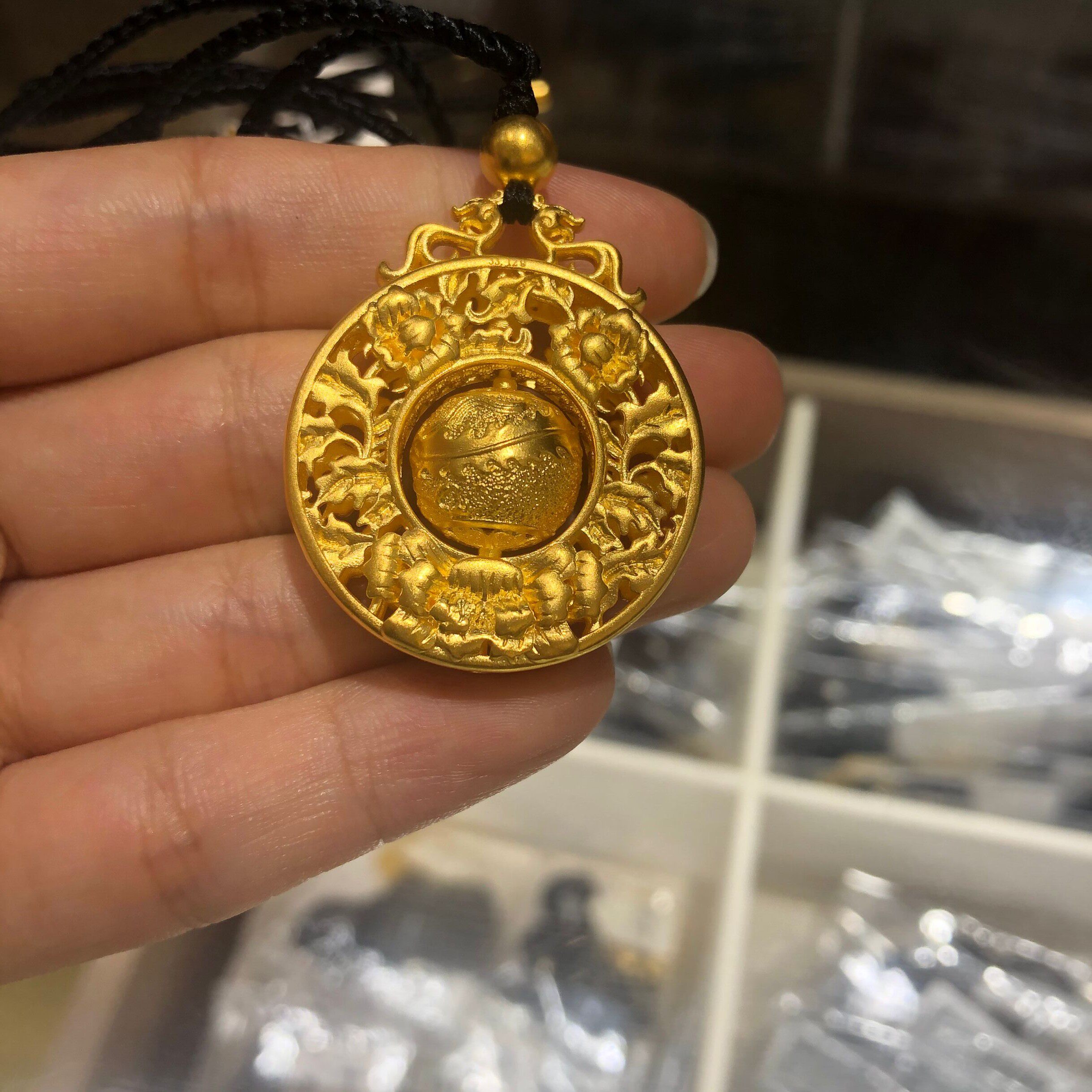 Everyone's altar jewelry ancient method Fengyou peony gold pendant filigree hollow movable gold jewelry pure gold 999