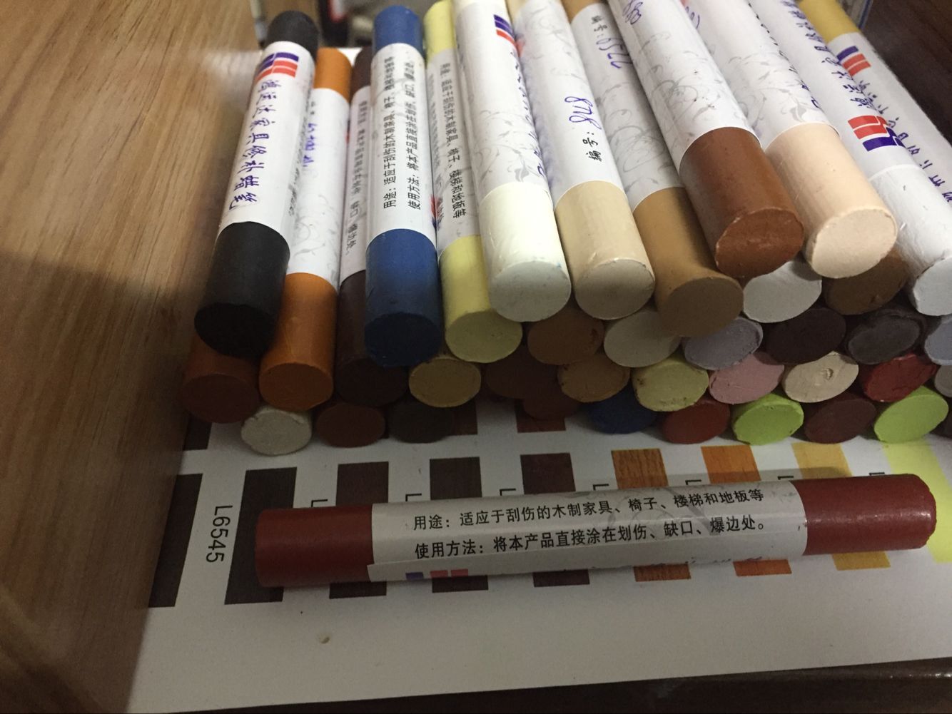 Furniture surface beauty repair repair color crayon fill in the hole to fill the seam wooden door stairs floor paint repair nail eye damage