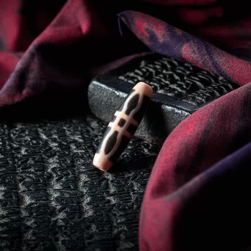 Natural old material chalcedony full of cinnabar Dapeng eight dzi bead pendant men's and women's models ethnic style clavicle chain old dzi bead accessories