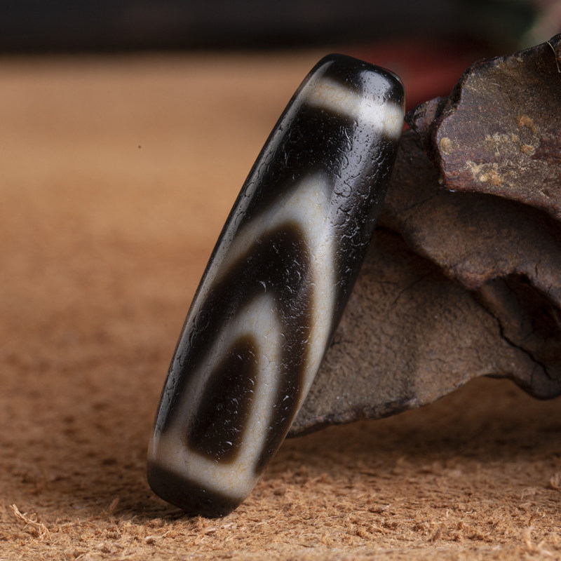 Tibetan genuine Tibetan dzi bead necklace pendant with a look at the back of the mountain dzi bead old mine nine-eye shale material pendant