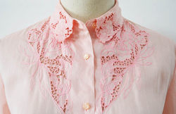 MORE VINTAGE80s hollow rose embroidered stand collar retro ສີບົວ vintage chiffon shirt ແຂນສັ້ນ