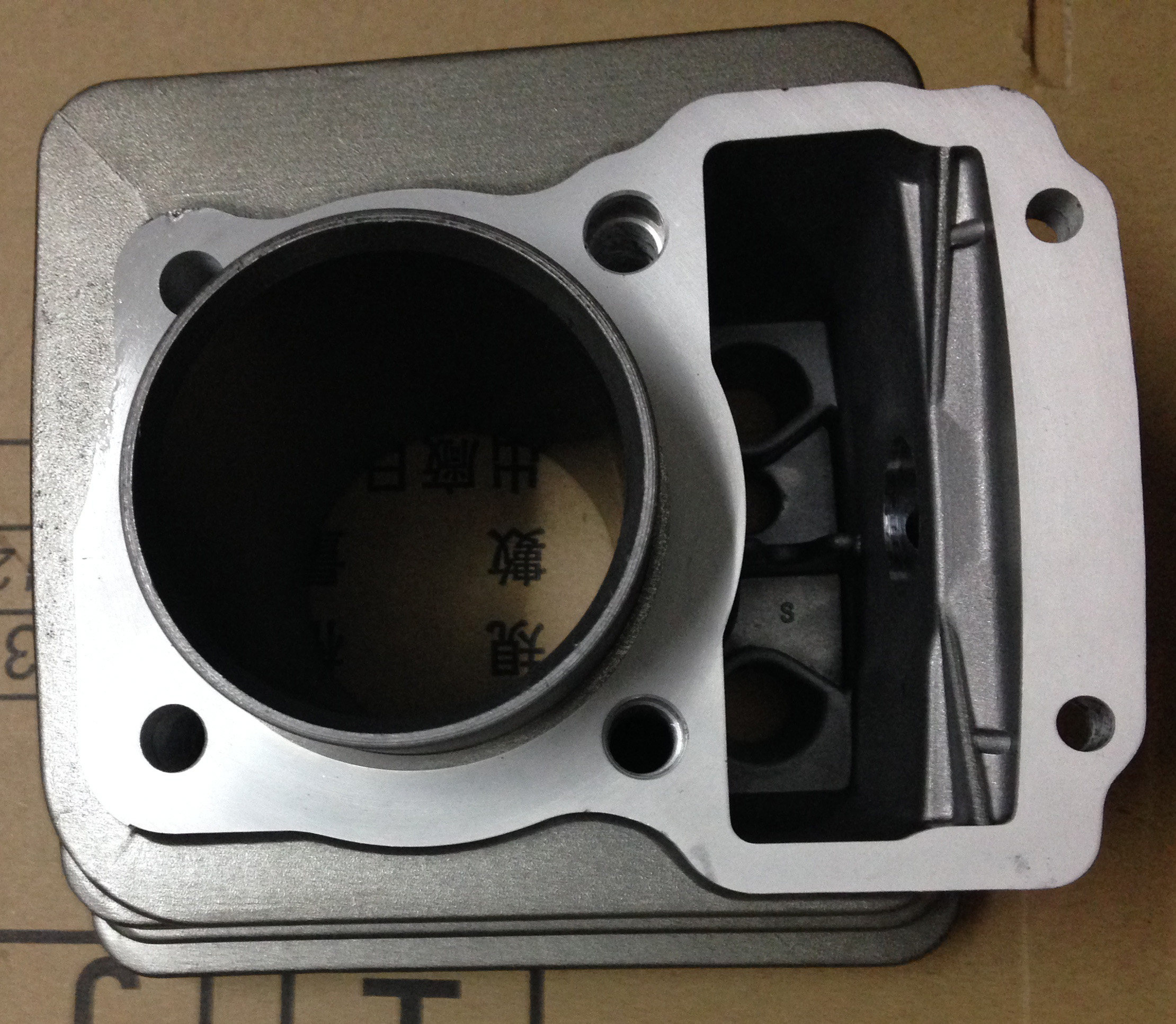 Крышка картера lifan gs212e. Блок цилиндра на лифан. Блок цилиндра на лифан. Картер двигателя 190f блок цилиндра. Картер двигателя lifan gs212e.