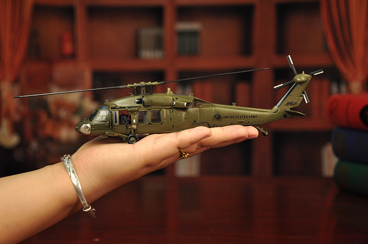 Bản gốc 1:72 Hợp kim máy bay trực thăng vũ trang Black Hawk của Mỹ Mô hình đã hoàn thành Mô hình tĩnh UH-60 đồ chơi cho bé 2 tuổi
