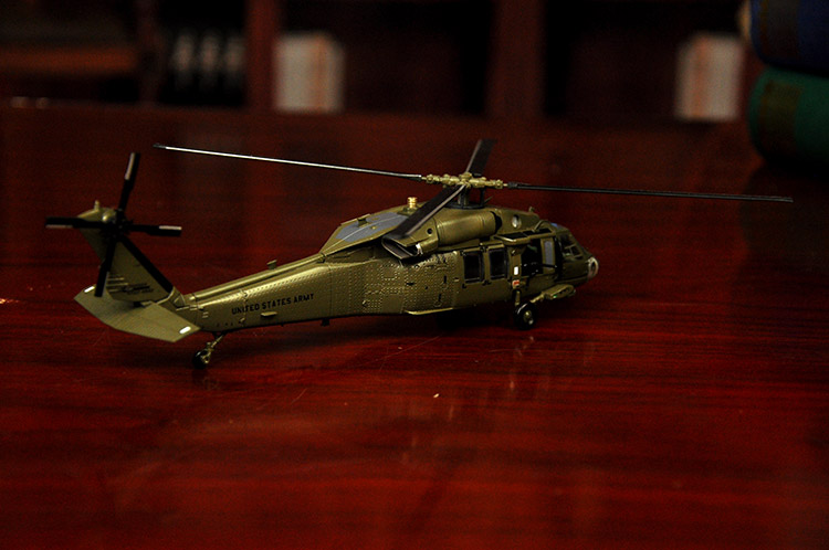 Bản gốc 1:72 Hợp kim máy bay trực thăng vũ trang Black Hawk của Mỹ Mô hình đã hoàn thành Mô hình tĩnh UH-60 đồ chơi cho bé 2 tuổi