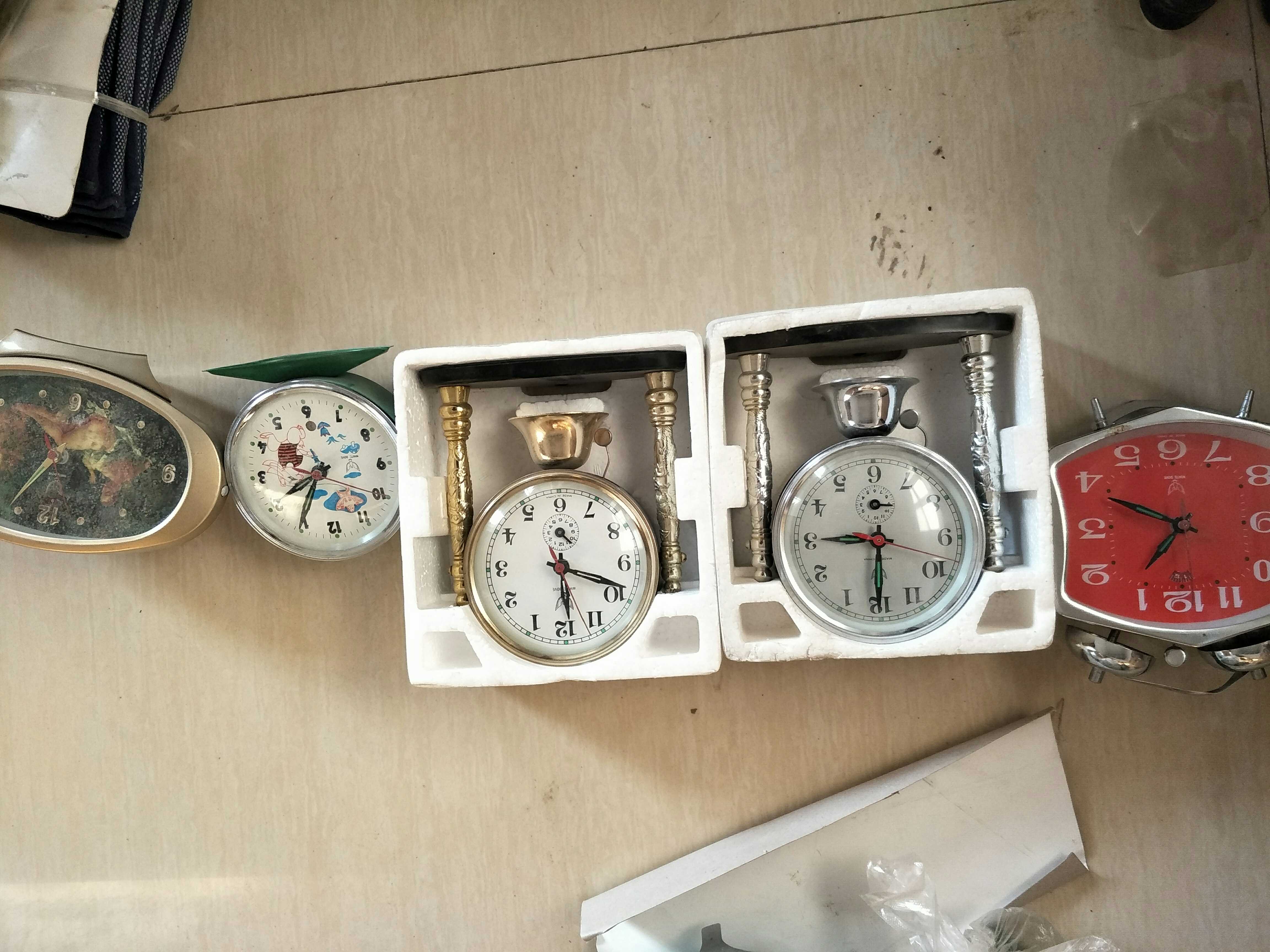 Handle a whole new batch of inventory 80s with faulty mechanical alarm clock