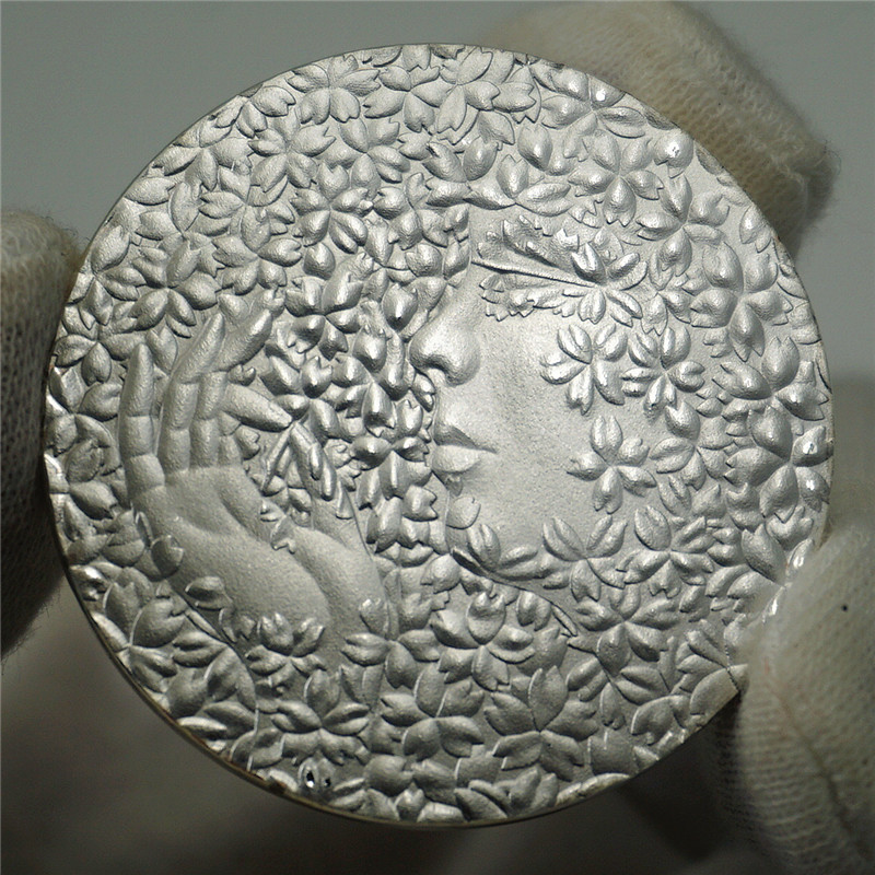 The Japanese coin Guohua Cherry Blossom Goddess Commemorative Coin and the National Culture Commemorative Coin with the family emblem foreign currency silver plated