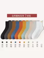 Маленький дьявол поднимает уши и чулки случайным