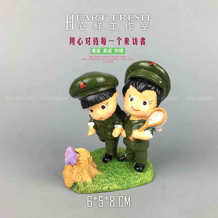 RW232 sand table simulation character model old society Cultural Revolution men and women wild capture butterfly scene resin ornaments