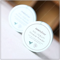 Innisfree 悦 诗 bạc hà lụa mềm khoáng lỏng 5g kiểm soát dầu trang điểm phấn mịn phấn phủ bột innisfree
