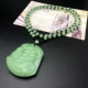 Светло-зеленая круглая бусина-цепочка гладкая парусная.