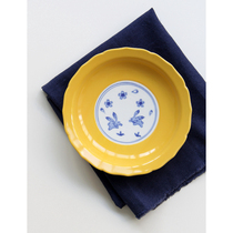 Spot imported from Japan to see beautiful yellow glaze blue and white cherry blossom rabbit sunflower plate folding plate