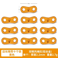 Оранжевый менеджер магазина рекомендует десять струйных пряжки