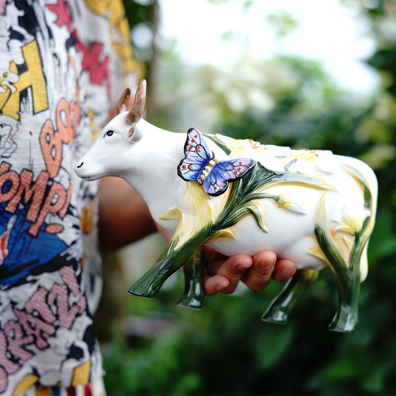 Rural Fields Garden Animal Bedside Butterfly dance Xinlan Ceramics Small Number Bull American Cabinet Xuanguan Liquor Cabinet Home Residence Ornament Swing