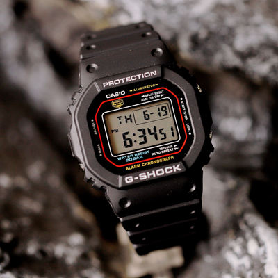 Casio's first-generation G-SHOCK reissue with a small red circle square LED waterproof dual-color student DW-5600RL-1