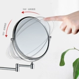 Зеркало для макияжа в ванной комнате в ванной комнате.