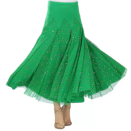 Новая современная танцевальная юбка наполовину танце