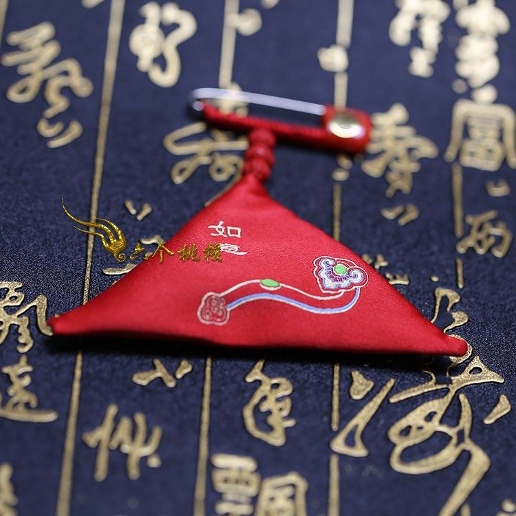 Fetal hair collection Nafu bag Triangle baby amulet Carry-on evil peace bag Auspicious luck