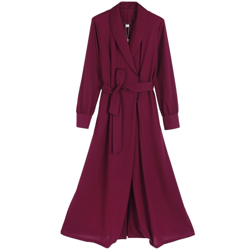 Красный плащ, шелковое трикотажное платье, ремень, длинная юбка, по фигуре