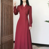 Красный плащ, шелковое трикотажное платье, ремень, длинная юбка, по фигуре