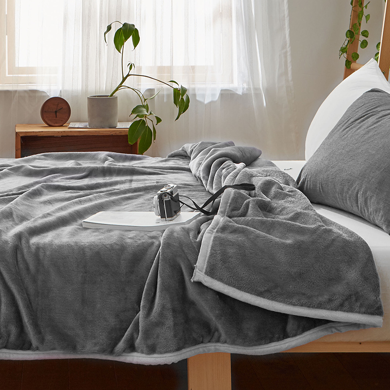 一毯两用！珊瑚绒四季薄款午睡毛毯