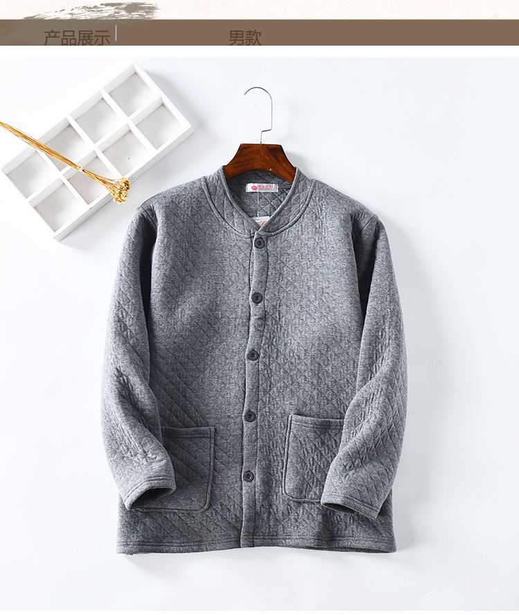 người đàn ông trung niên và người già và phụ nữ nhà ấm cardigan cũ bông lót ấm áo khoác ba lớp bông cardigan.