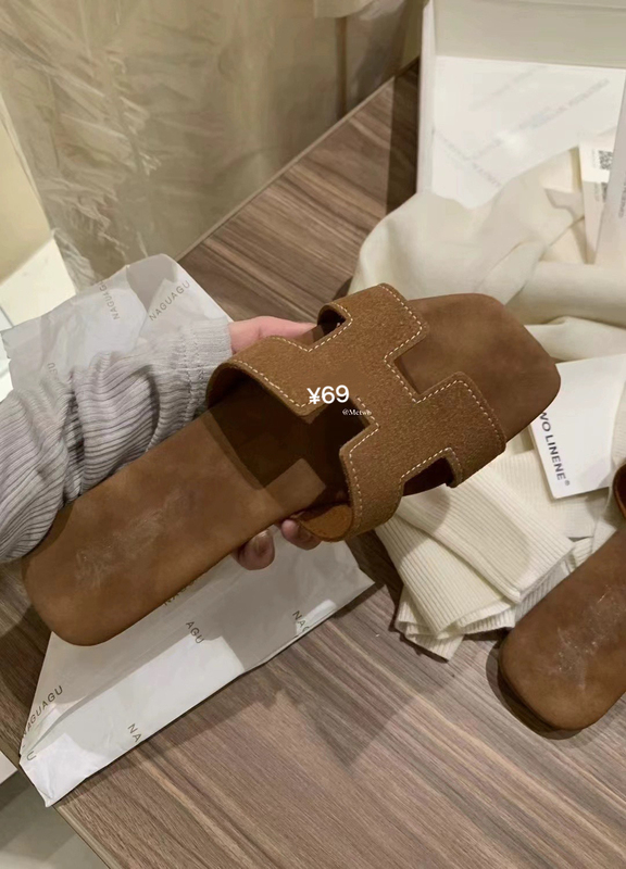 Metwo in Stock! Flat H Slippers for Outdoor and Indoor Use, Slip-On with Suede Texture, Versatile Sandals