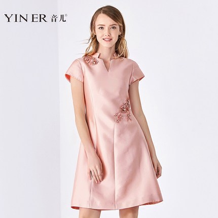 YINER音儿 2018春季新款优雅钉珠半开领礼服