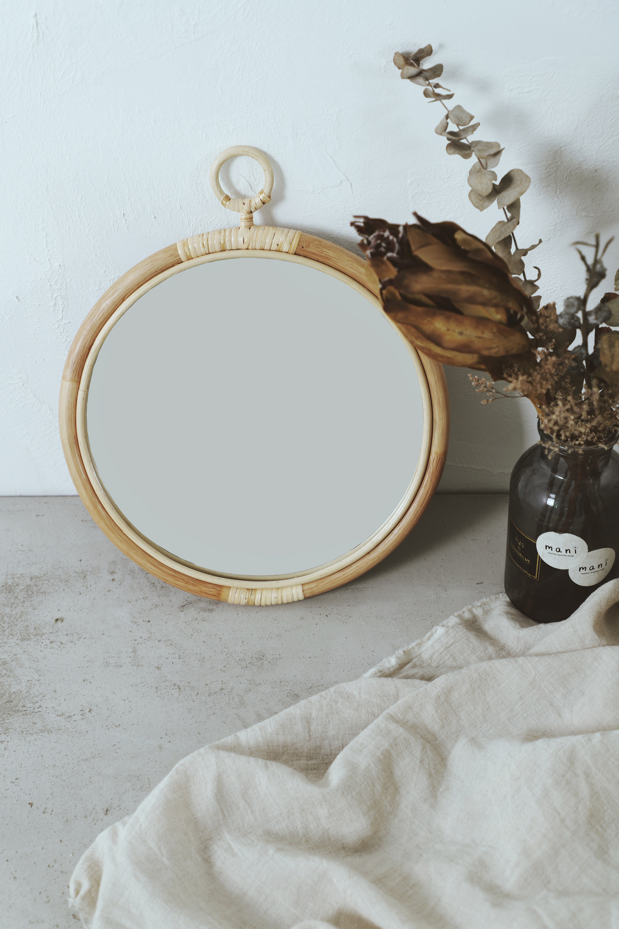 Small forest vine for Nordic ins and wind natural vines with decorative round mirror handmade vines for retro tabletop make-up mirror