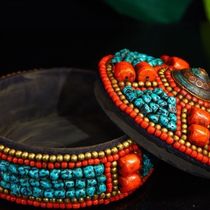 Purely hand-sewn gem treasure box 12cm high 20cm wide weighing about 860 grams