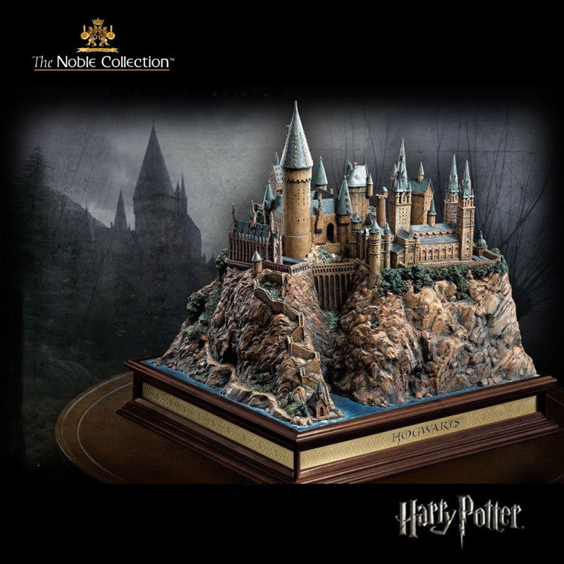 Warner genuine Harry Potter perimeter Hogwarts Castle model wooden base statue ornaments