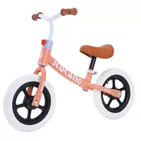 Яркий оранжевый балансовый автомобиль