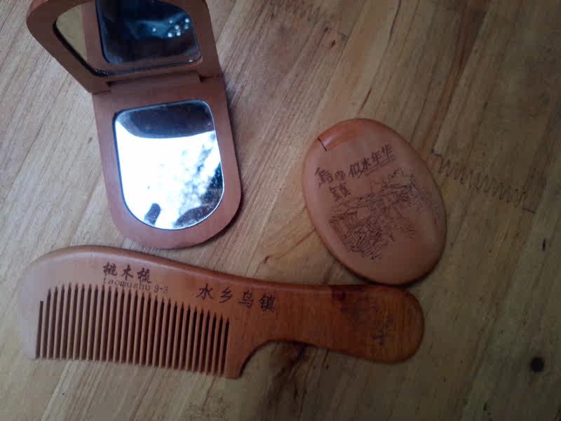 Wuzhen specialties feature Wuzhen word peach wood comb long handle comb mirror mirror mirror comb mirror set tourism souvenirs