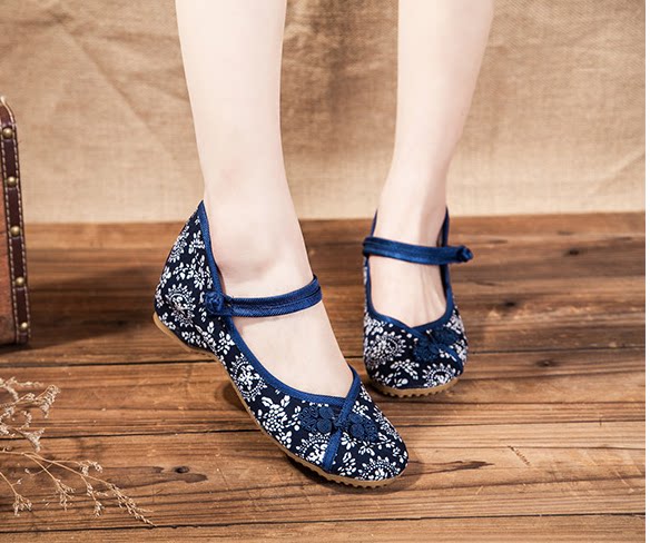 Spring Autumn New Wu Zhen Blue Printed Cloth Ethnic Wind Embroidered Flower Shoes Green Flower Porcelain Women Shoes Inside Heightening Beijing Cloth Shoes