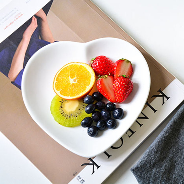 Peach heart white porcelain flat plate Nordic style simple peach heart shallow plate Dessert plate Bread plate Heat-resistant