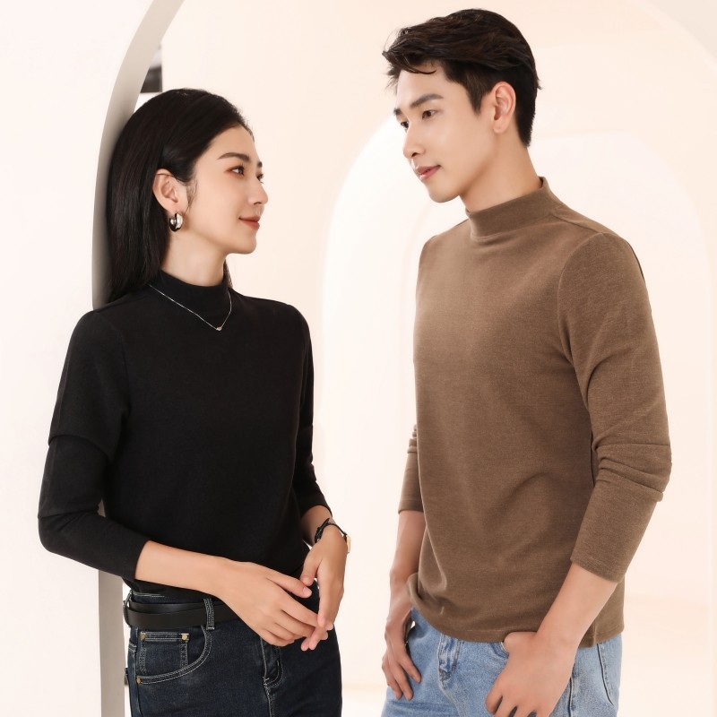 The new autumn and winter collection from Langmeng features a long-sleeved knitted stretch thermal jacket for young men, paired with a semi-high-neck fitted top