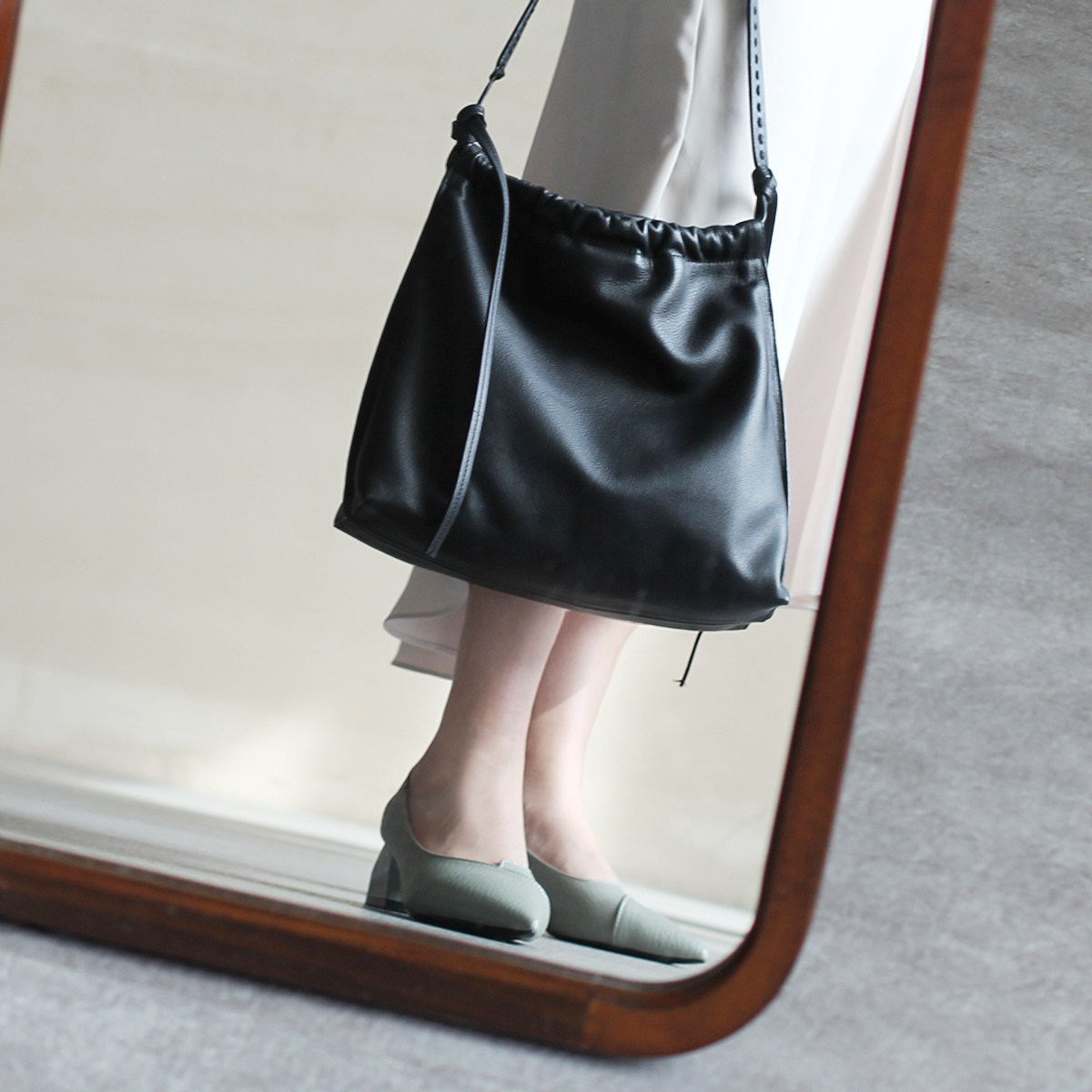 Soft enough and light enough! 2021 New Shoulder Bag Simple Versatile Soft Bag Bag Women's Leather Drawstring Hand Carry Bucket Bag